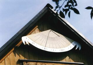 Sluneční hodiny v obci Dachovy pořízené majitelem chaty dle mých pokynů