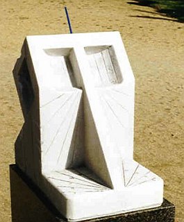 Sluneční hodiny s kombinovaným
     číselníkem ve Františkových Lázních